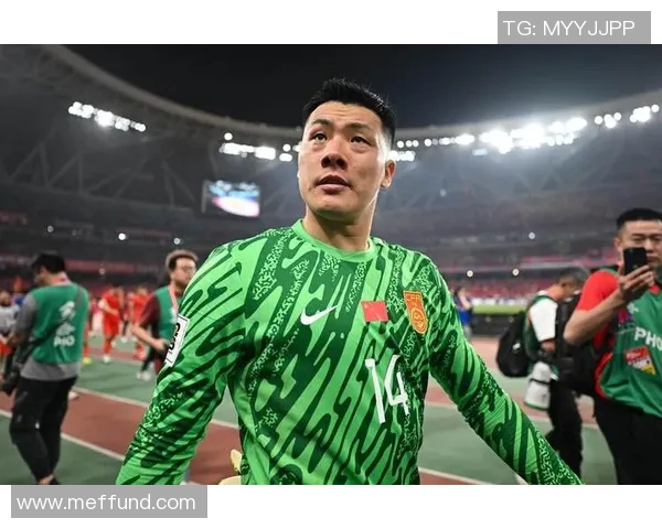 国足主帅亲赴基层选拔新人，现场引发围观